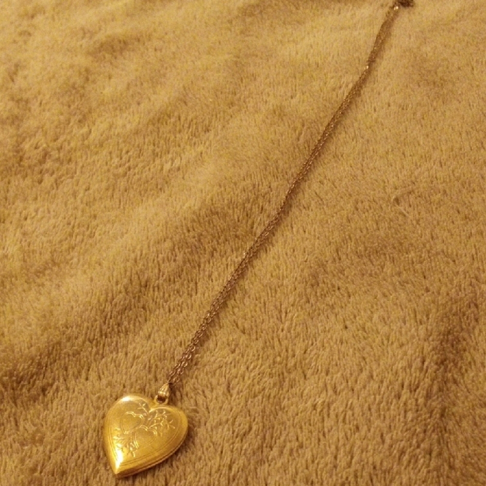Elegant Gold Heart Pendant Necklace - Picture 2 of 5